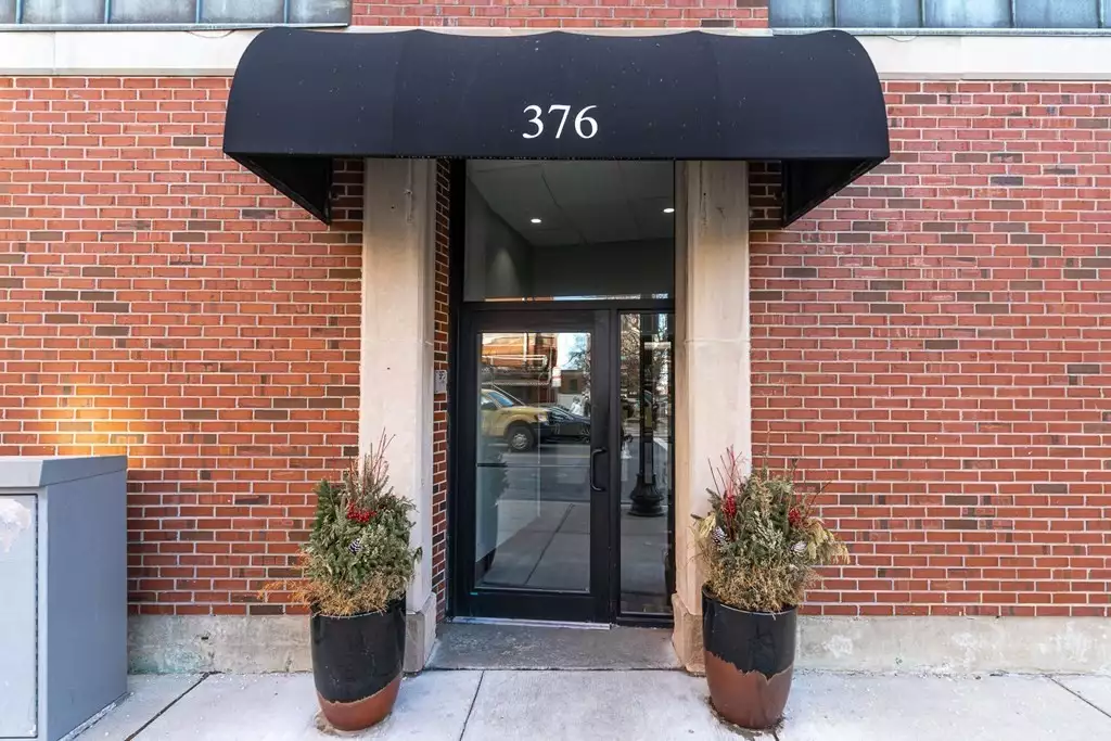 376 Commercial St #2G, North End