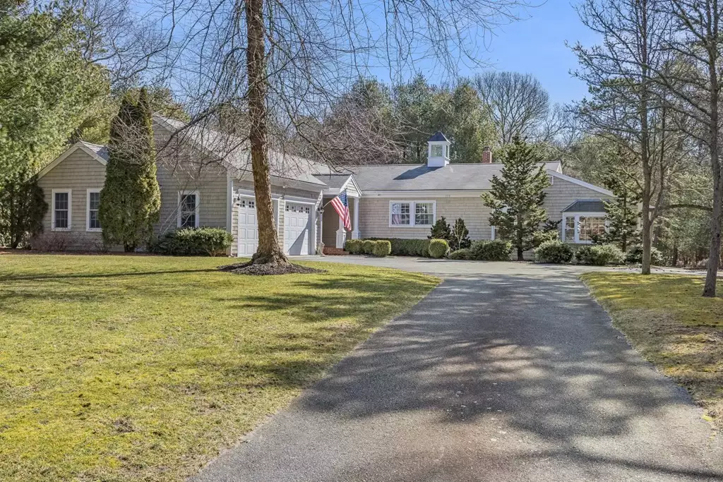 100 Waterfield Road, Osterville