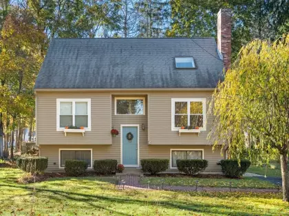 3 Lovers Ln, Medway, MA 02053