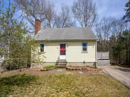 52 Lancaster Ave, Plymouth, MA 02360